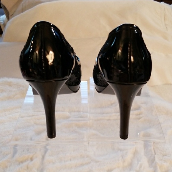 TAHARI BLACK PUMPS - Picture 3 of 6
